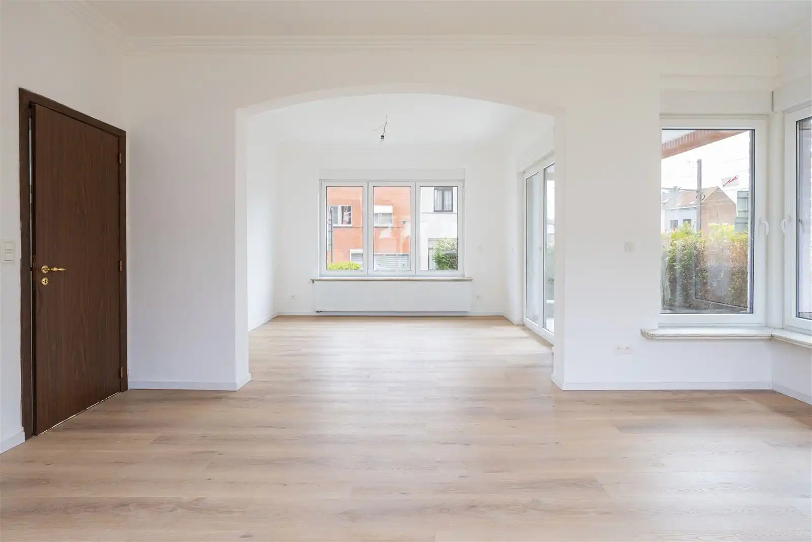 Volledig vernieuwde villa met 3 slaapkamers, tuin en garage! foto 2