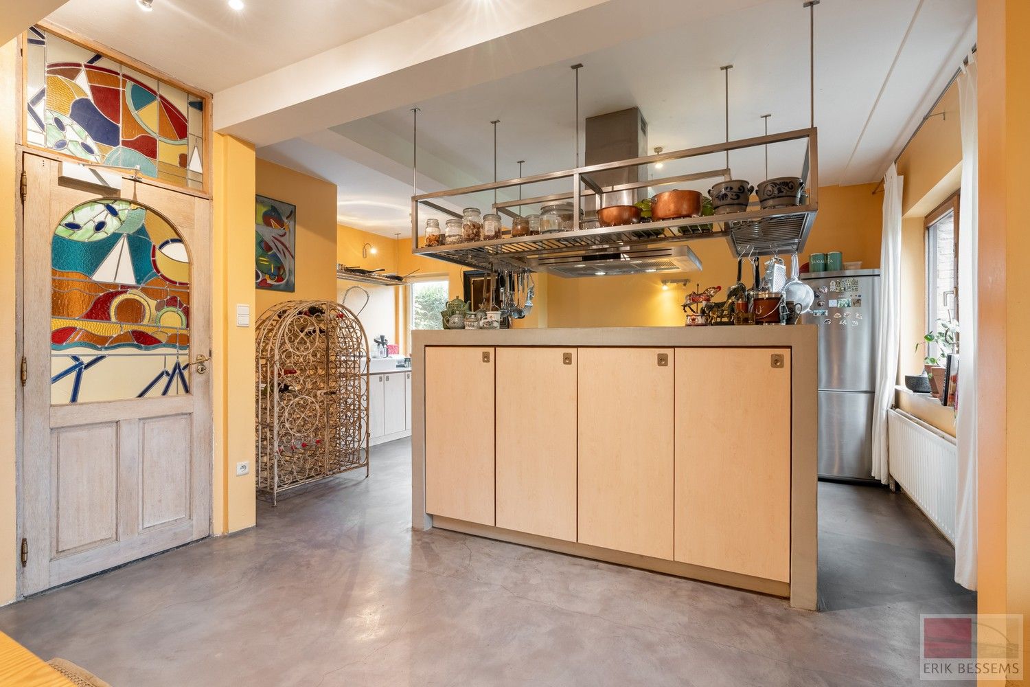 Karaktervolle woning uit 1980 bevindt zich op een perceel van maar liefst 1.399 m² en biedt een bewoonbare oppervlakte van 278 m² foto 9