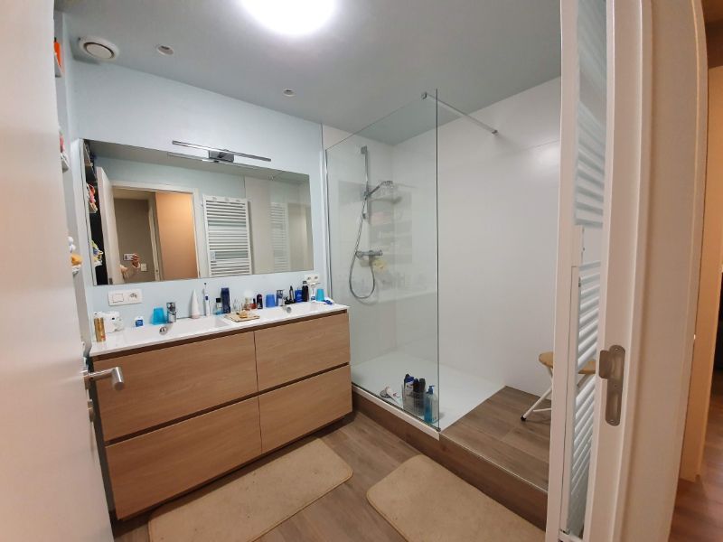 Bemeubeld 2 slpk-appartement (+-100m²) in hartje Geel met autostaanplaats en kelderberging foto 11