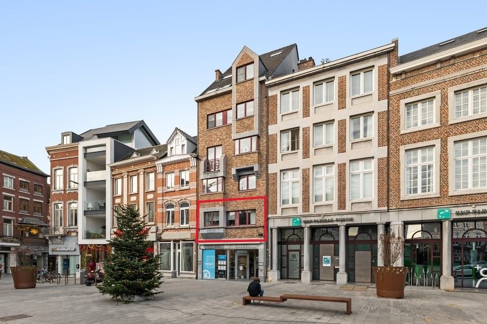 TWEE SLAAPKAMER APPARTEMENT OP DE GROTE MARKT IN SINT-TRUIDEN foto {{pictureIndex}}
