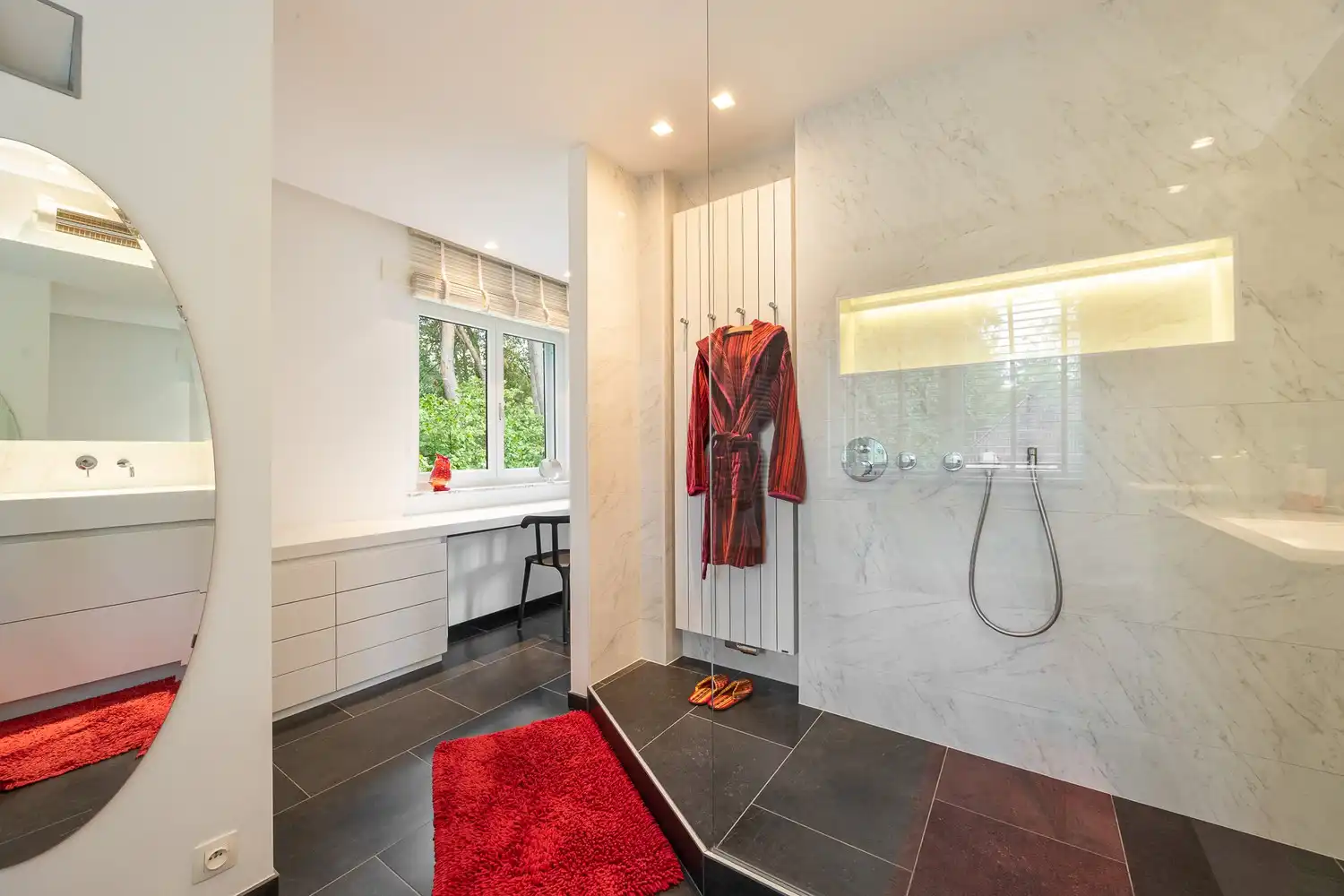 Modern gerenoveerde villa in doodlopende straat foto 22