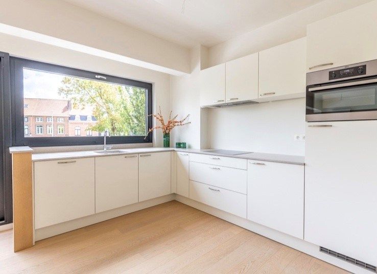 Ruim appartement met 3 slaapkamers en garage te Brugge! foto 3