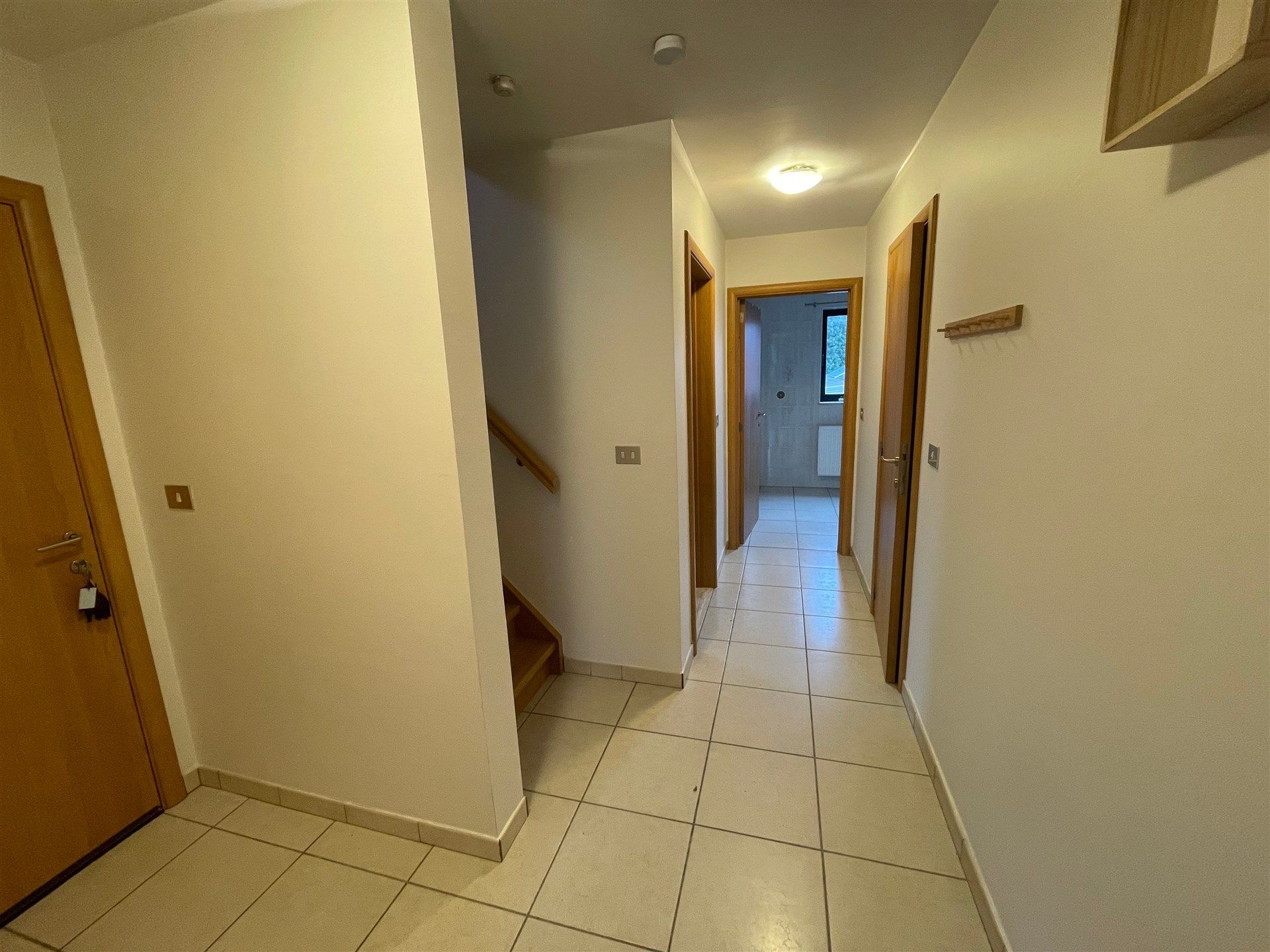 Gunstig gelegen 3 slaapkamer duplex appartement met garage.  foto 10