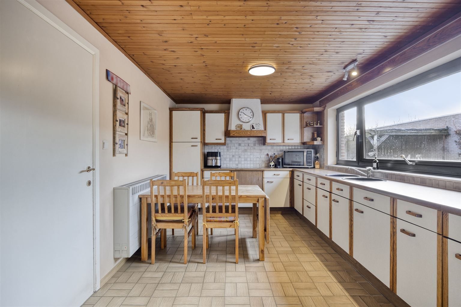 Gelijkvloerse, vrijstaande woning met 3 slaapkamers, omheinde tuin en garage op een rustige locatie nabij het centrum van Maaseik. foto 8