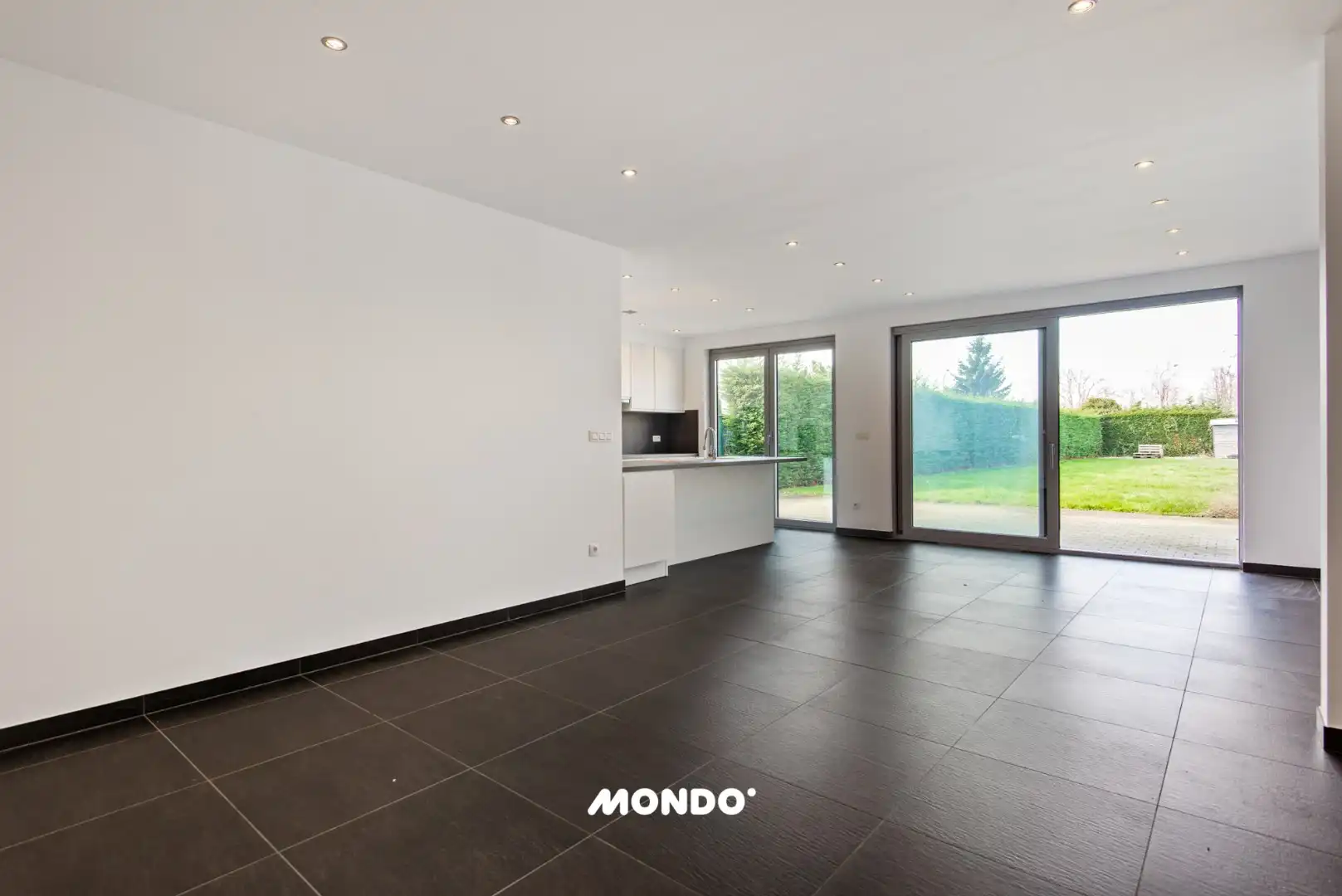 Instapklaar appartement met ruime tuin en 3 slaapkamers + Autostaanplaats!  foto 4