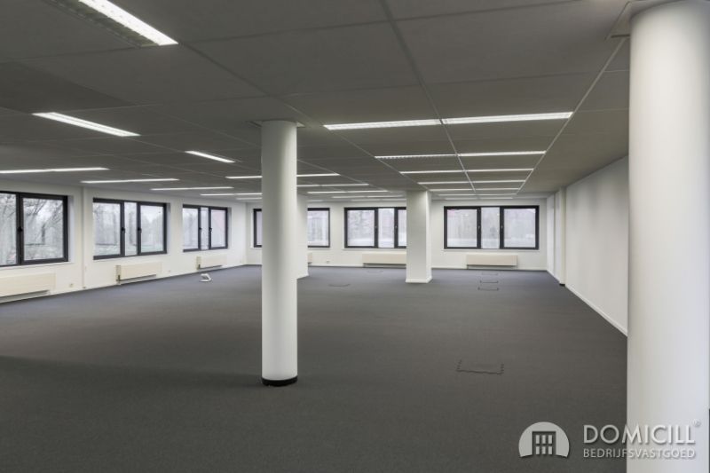 Roeselare, stadsrand: Vlot bereikbare zeer ruime open en lichtrijke kantoorruimte (307m²) met parking aan ring van Roeselare foto {{pictureIndex}}