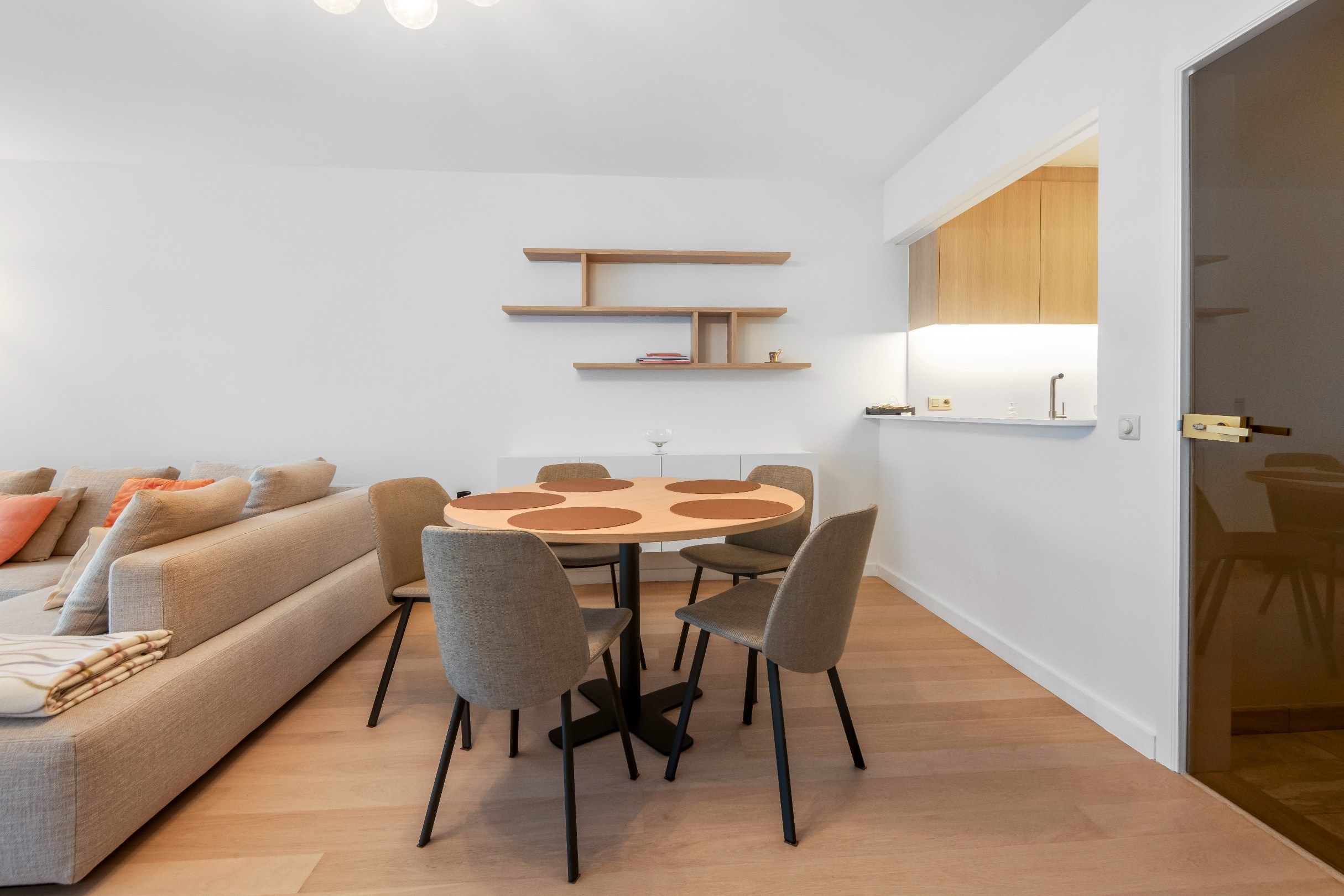 Goed gelegen appartement met zijdelings ZEEzicht dichtbij het Driehoeksplein. Parking te koop op het gelijkvloers. foto 7