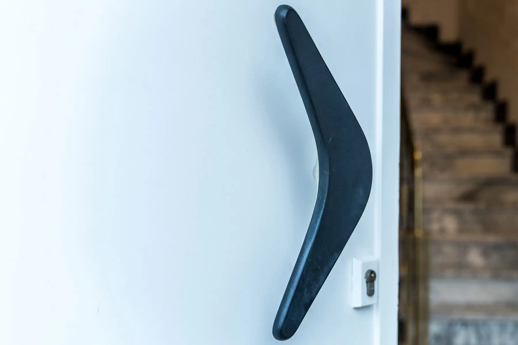 Halfopen gezinswoning met licht, structuur en potentieel foto 5