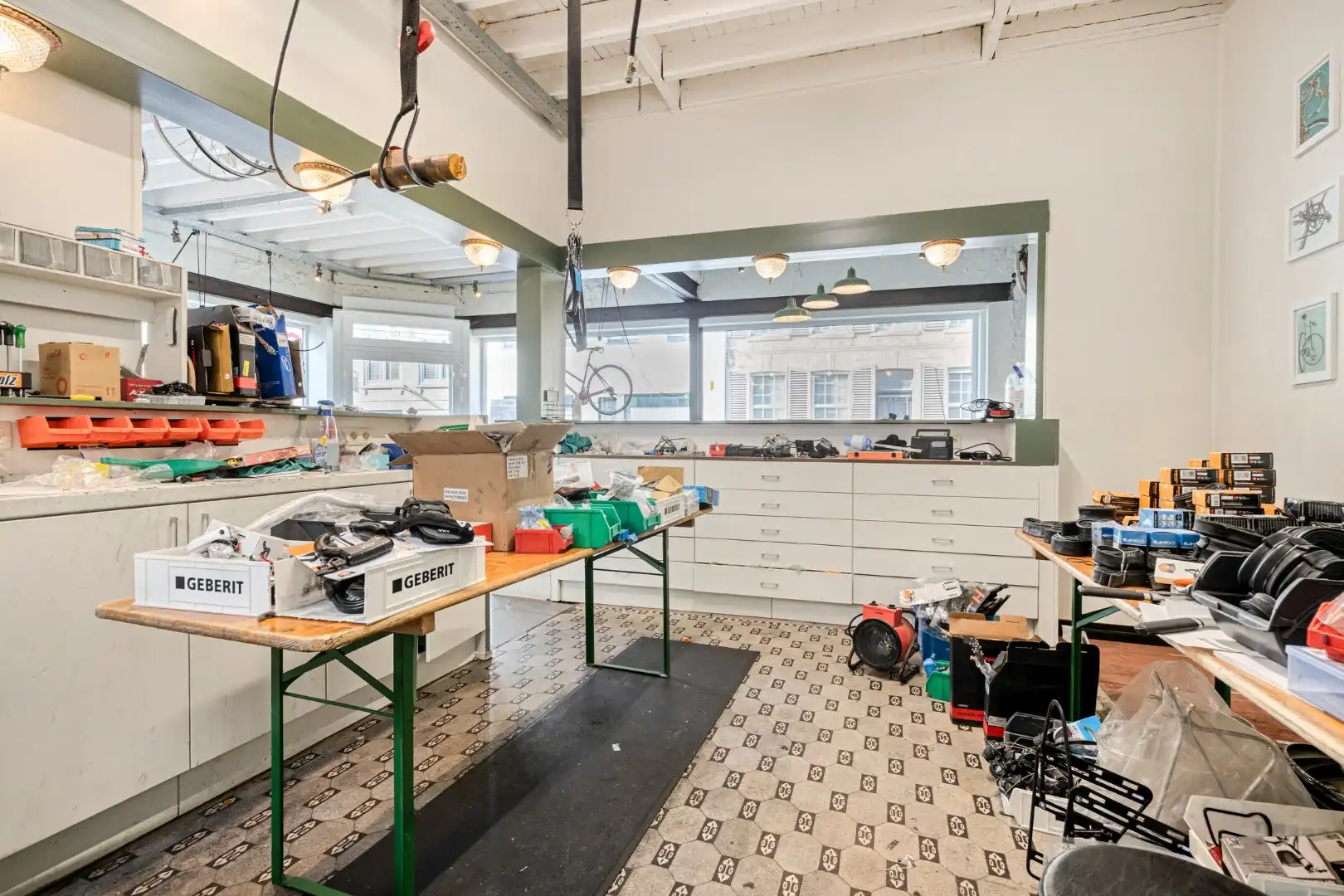 Commercieel pand met verder af te werken appartement en garage op topligging! foto 9