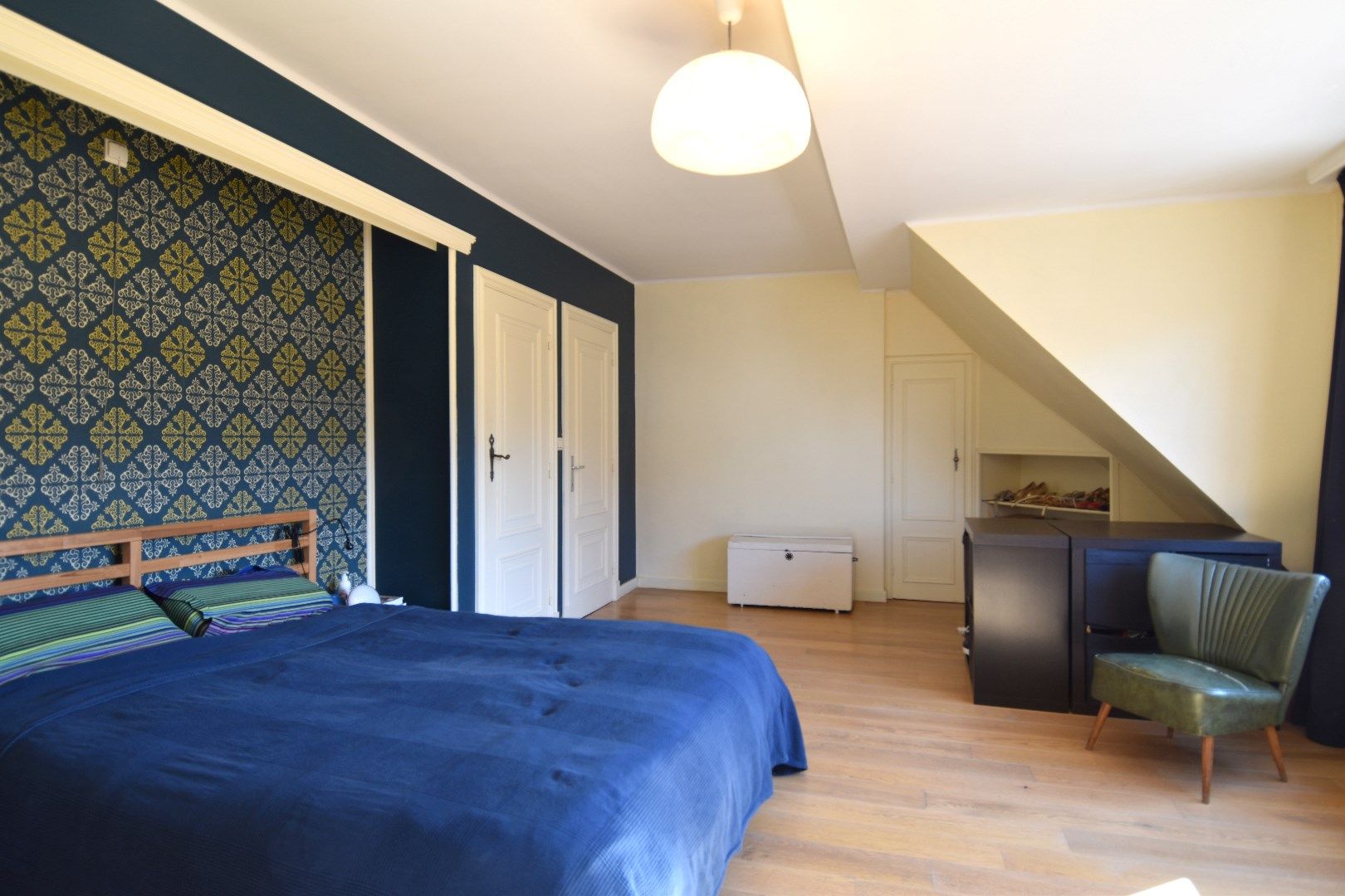 Karaktervolle burgerwoning met 2 slaapkamers, garage/werkplaats en zonneterras in hartje Kortrijk te koop foto 15