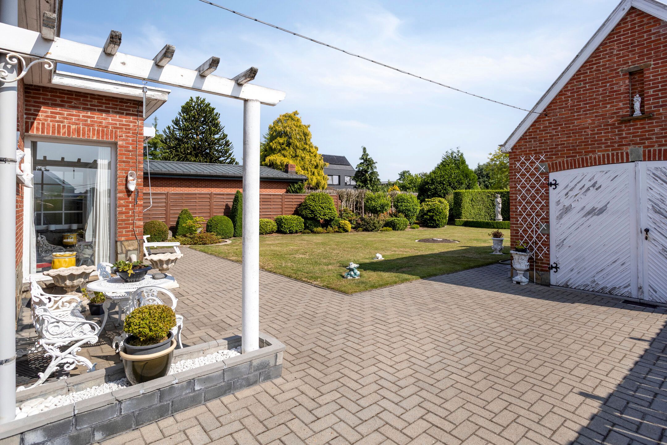 Te renoveren woning met veel potentieel foto 21