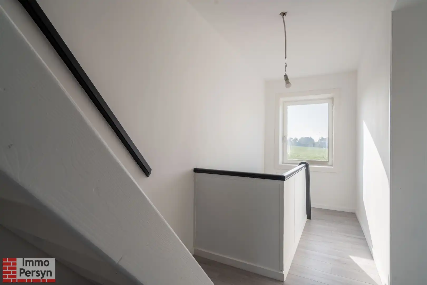 Ruime gerenoveerde gezinswoning met 4 slaapkamers, 2 badkamers en dubbele garage foto 10