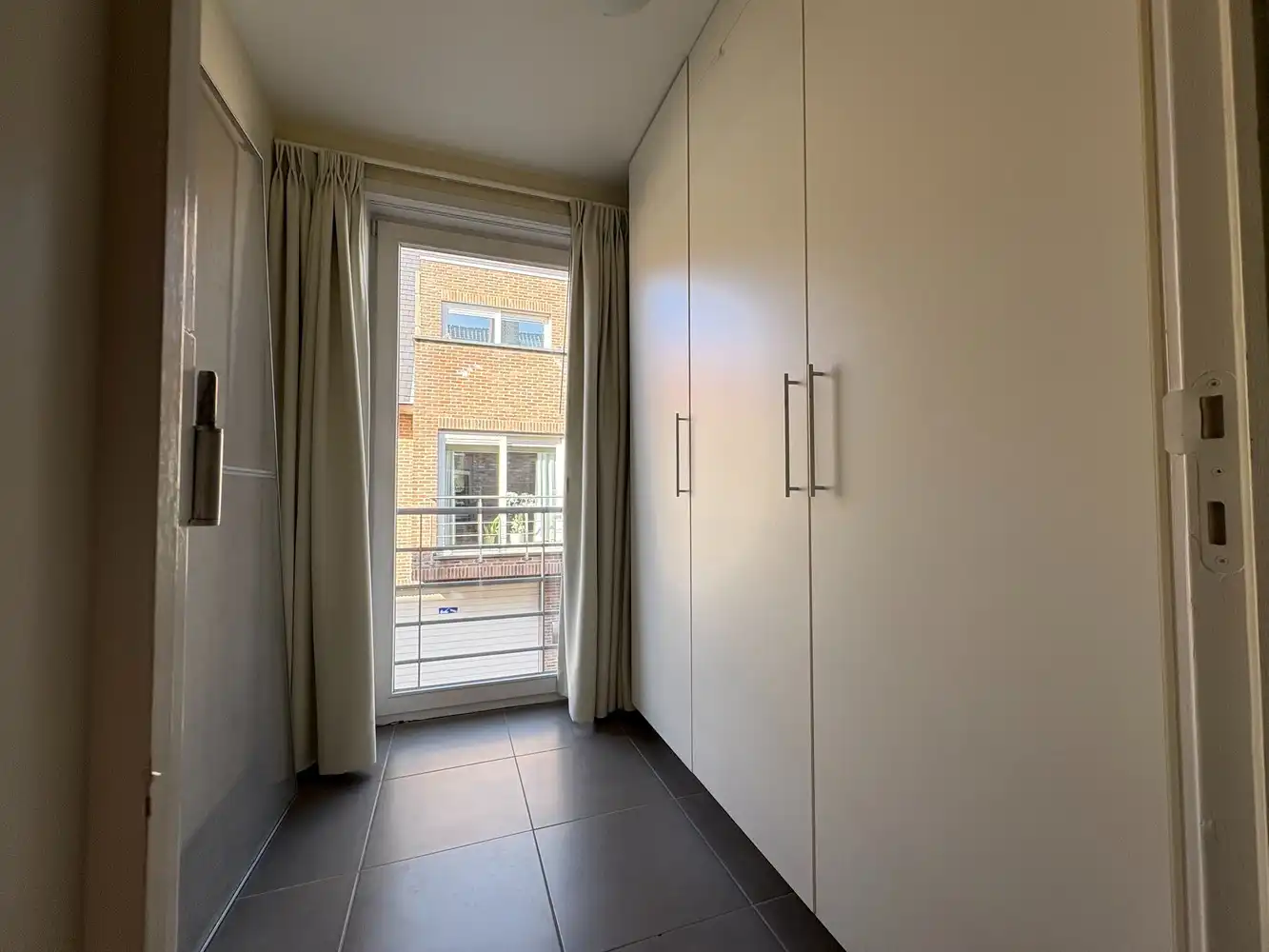 Lichtrijk appartement met twee slaapkamers + garage foto 7