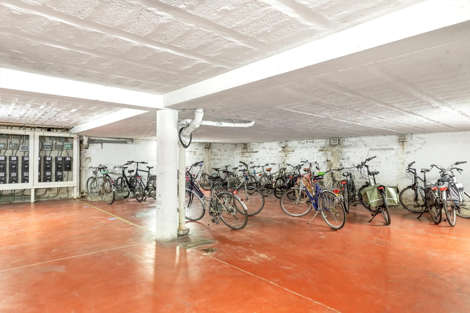 Vernieuwde en bemeubelde studio foto 9