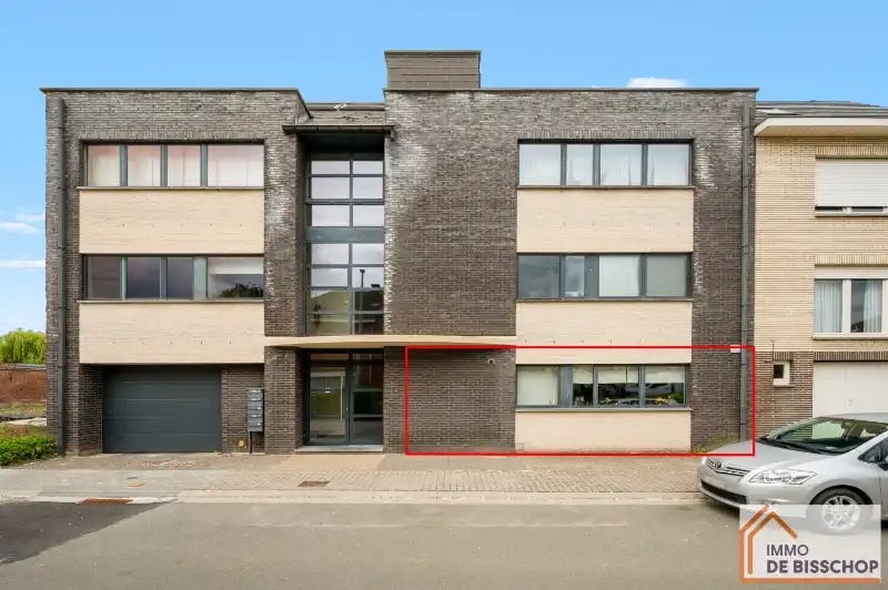 Groot, instapklaar appartement met 3 slaapkamers, mooi terras en garage foto {{pictureIndex}}