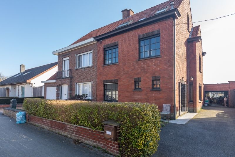 Centraal gelegen, te renoveren, ruime halfopen bebouwing met 7 slaapkamers. Tuin kijkt uit op open ruimte... foto 13