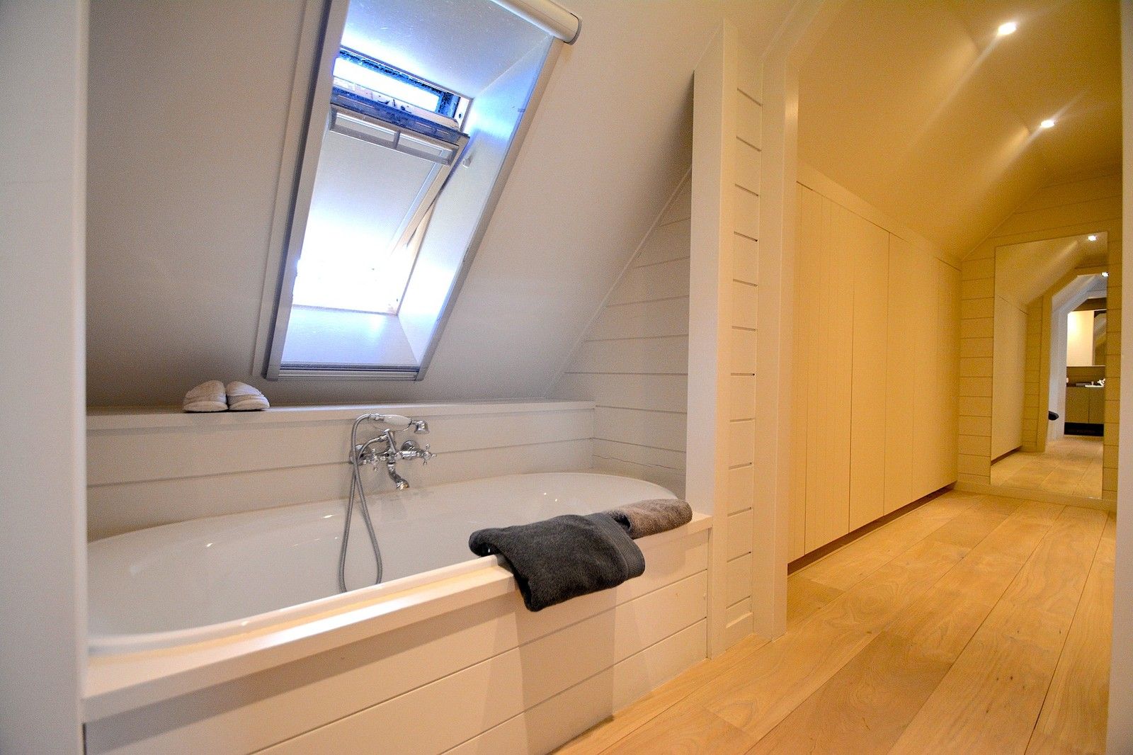 Recent (Bj. 2016) Mi CASA - HANDELSHUIS (538m2), voorzien van grote polyvalente ruimten (vrij beroep, toonzaal, horeca, B&B, ...), 5/6 slaapkamers, 4 badkamers, kelder (114m2), ... Op hoek- en zichtlocatie te Oostkamp. foto 12