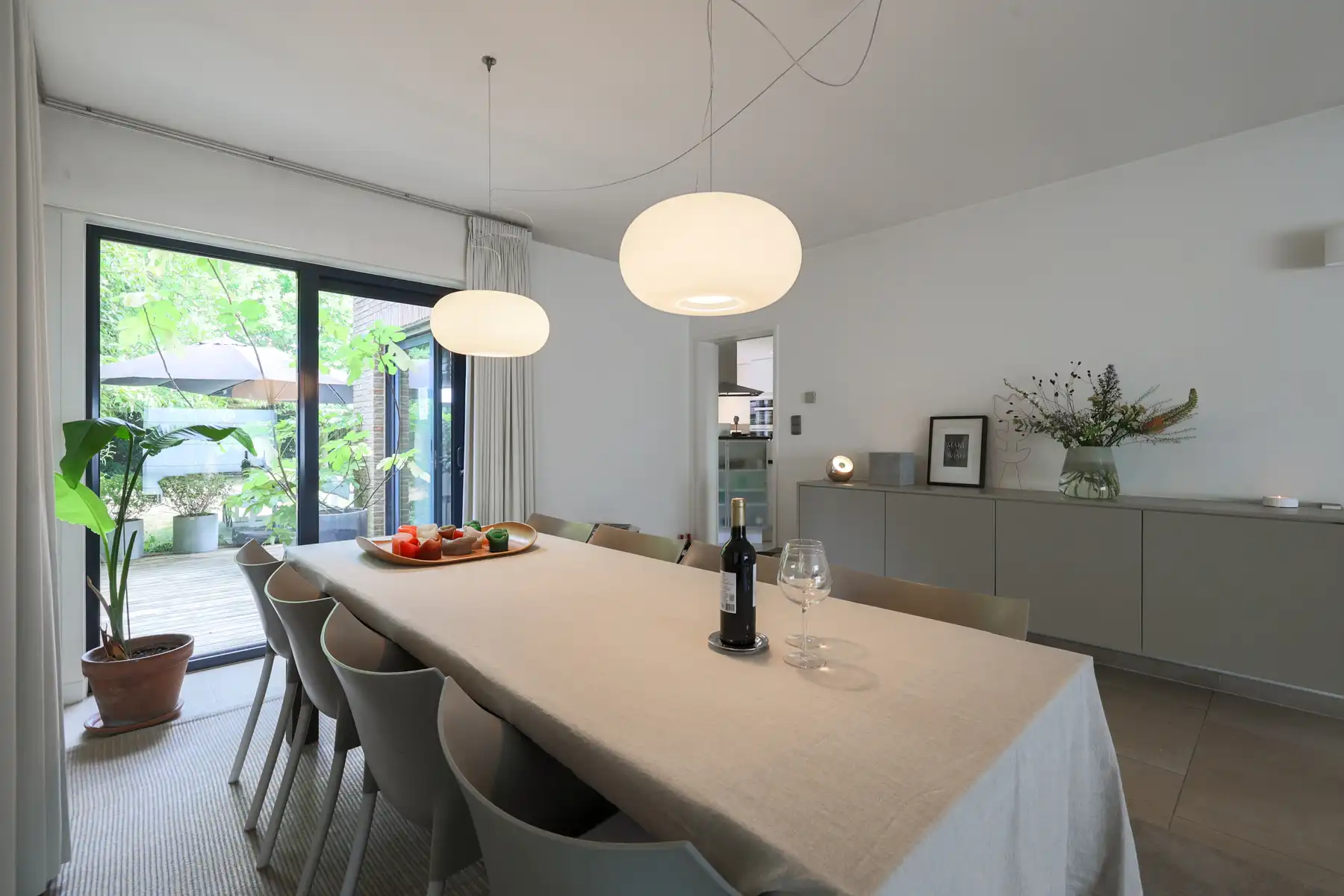 Een warme thuis, omringd door groen foto 7