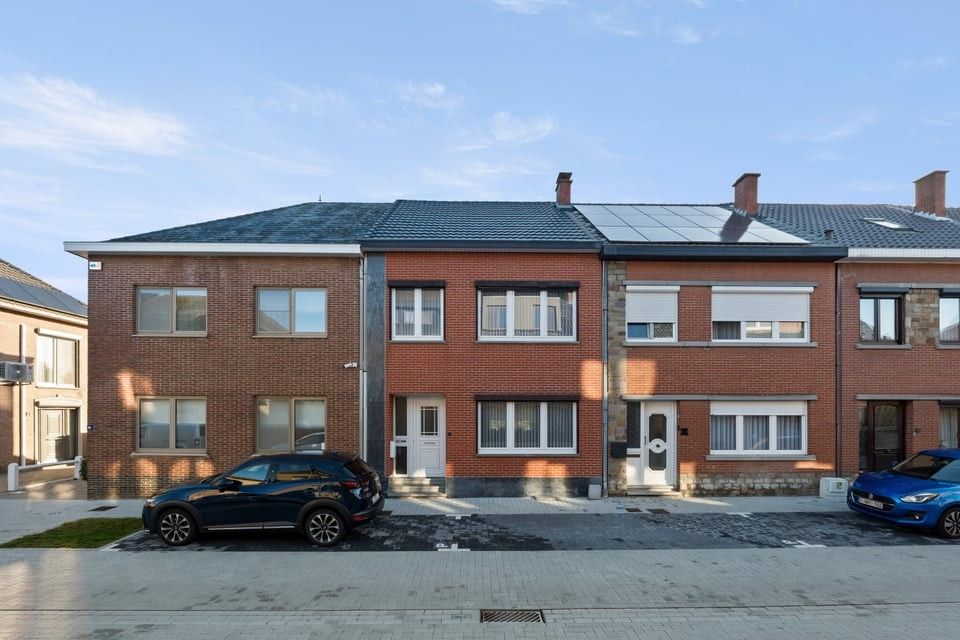 CHARMANTE, INSTAPKLARE WONING MET 3 SLAAPKAMERS, GROTE ZOLDER EN GEEZELLIGE BUITENRUIMTE foto {{pictureIndex}}