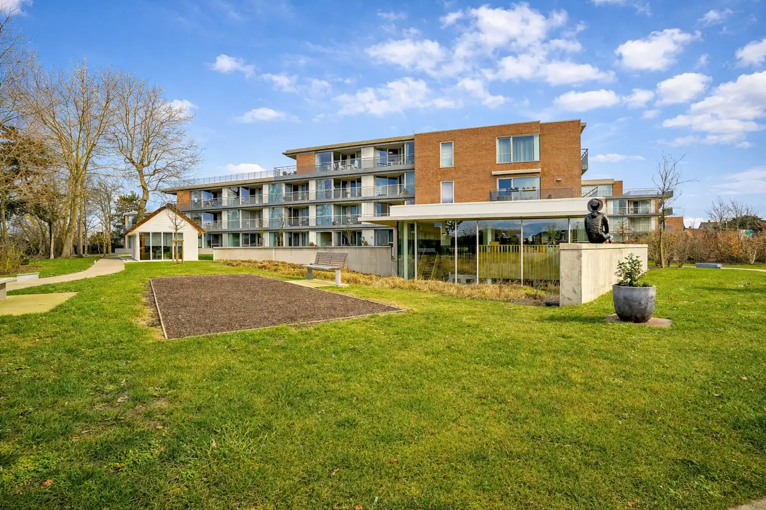Prachtig 1-slaapkamerappartement met ruim terras (serviceflat) in Residentie Beukenhof, uniek wonen in de dorpskern van Oostduinkerke.  foto 16