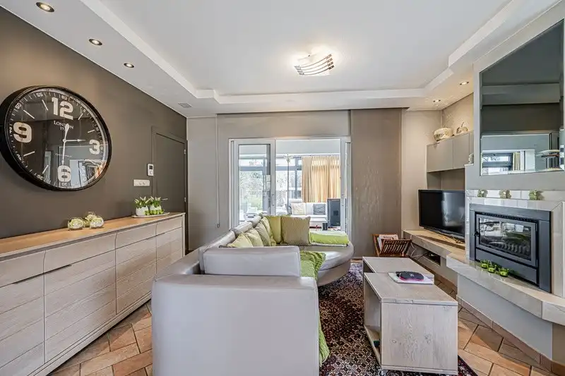 Instapklare statige villawoning met royale tuin foto 6