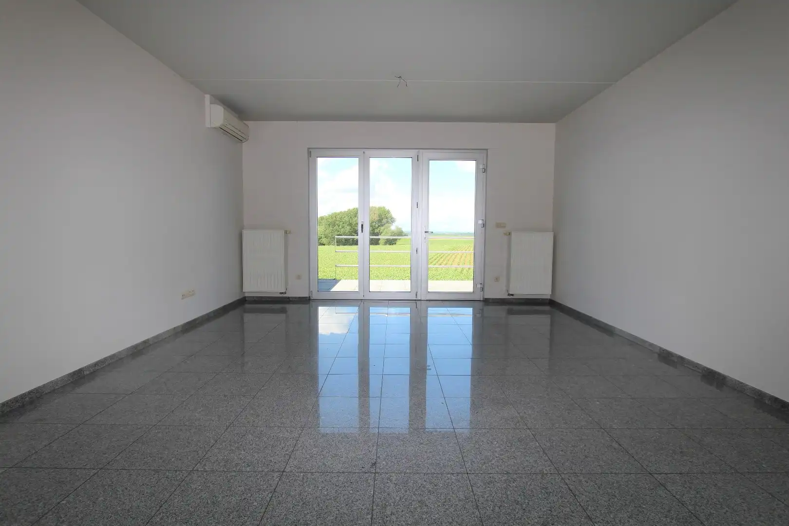 MODERNE LOFTWONING MET TERRAS EN 2 AUTOSTAANPLAATSEN foto 2