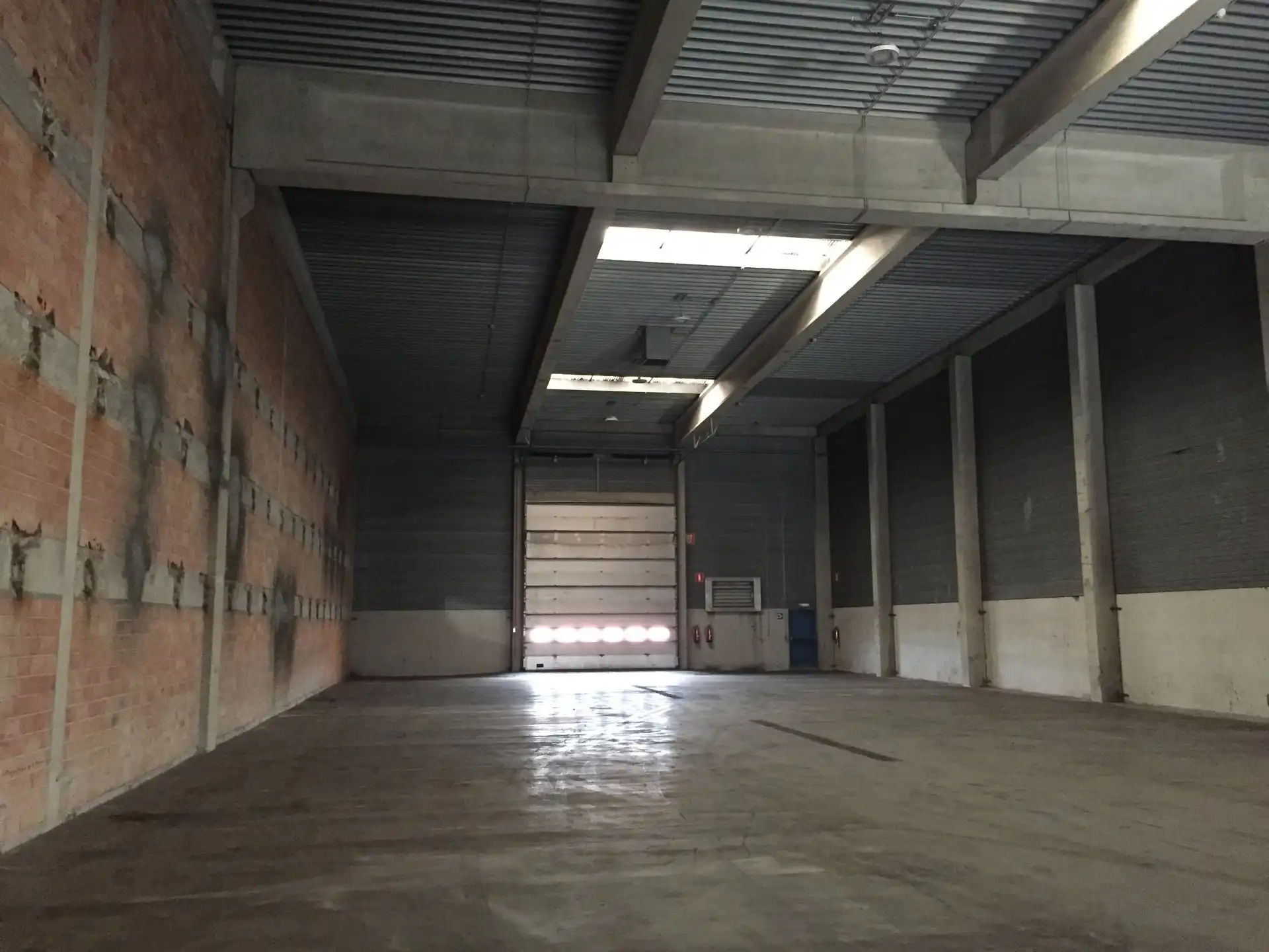 Magazijn met kantoor te huur foto 4