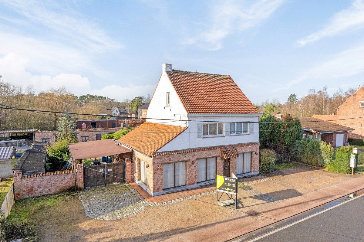 Volledig te renoveren woning/handelspand met oa 4 slpks op een mooi perceel van 8 are. foto {{pictureIndex}}