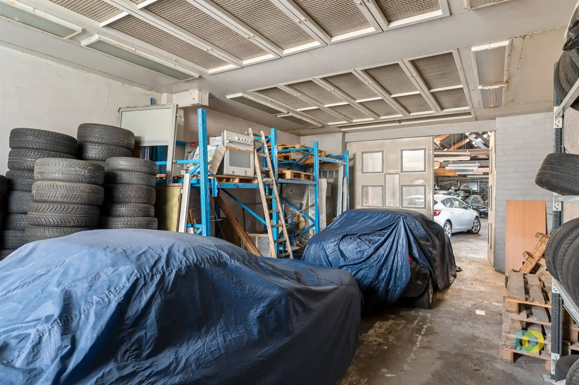 Bedrijfspand met loods, kantoor en appartement foto 4