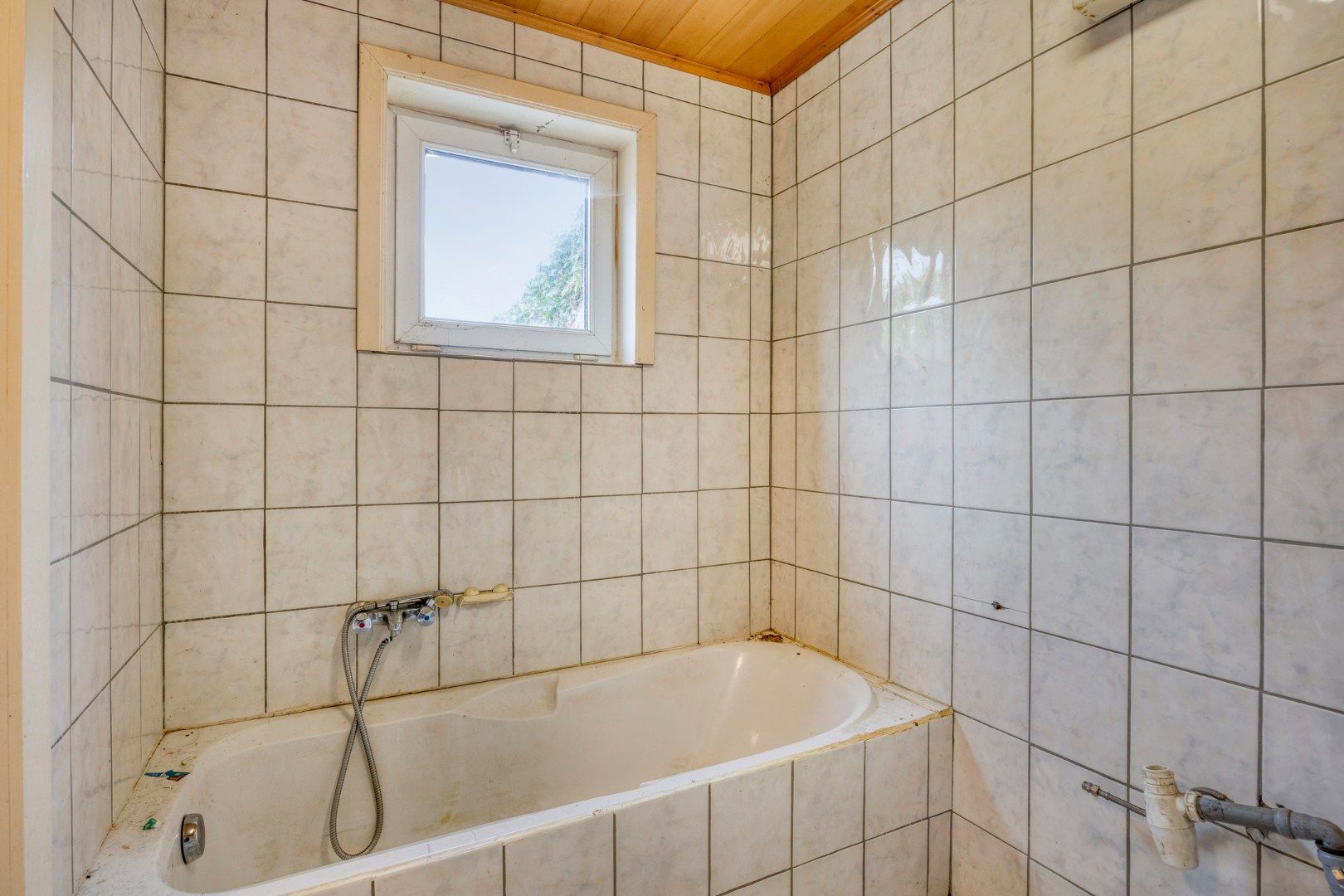 Te renoveren woning langs het centrum van Mol !  foto 11