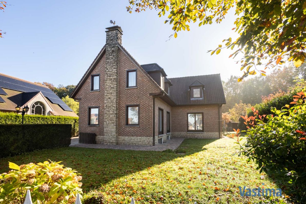 Statige villa met enorm potentieel in een prachtige groene omgeving foto {{pictureIndex}}