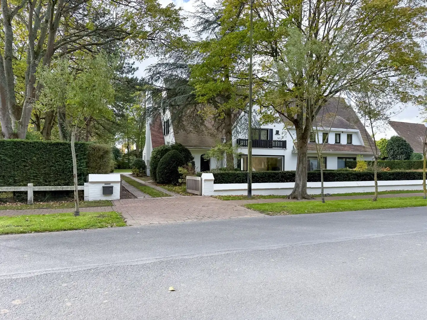 Exclusieve koppelvilla op top locatie nabij het Oosthoekplein en Royal Zoute Tennis Club foto {{pictureIndex}}