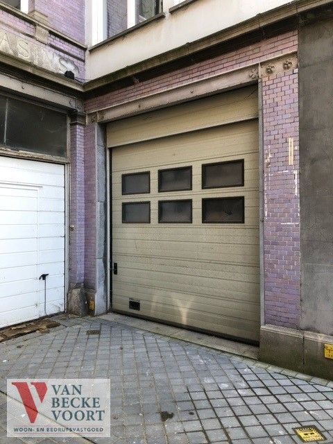 Ruime garagebox/opslagplaats in het centrum foto 6