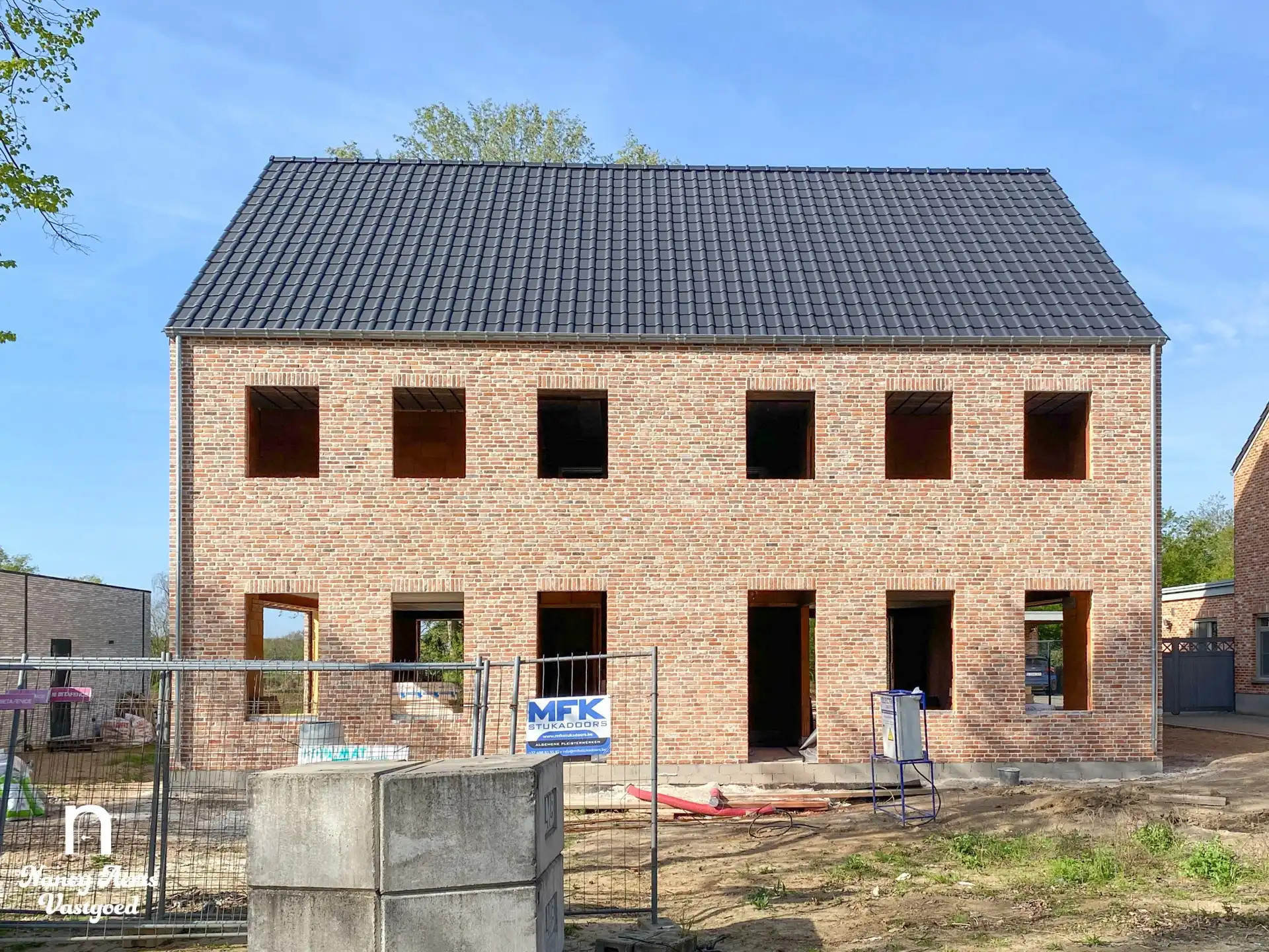 Ruime halfopen woning in opbouw met terras in rustige straat foto 23