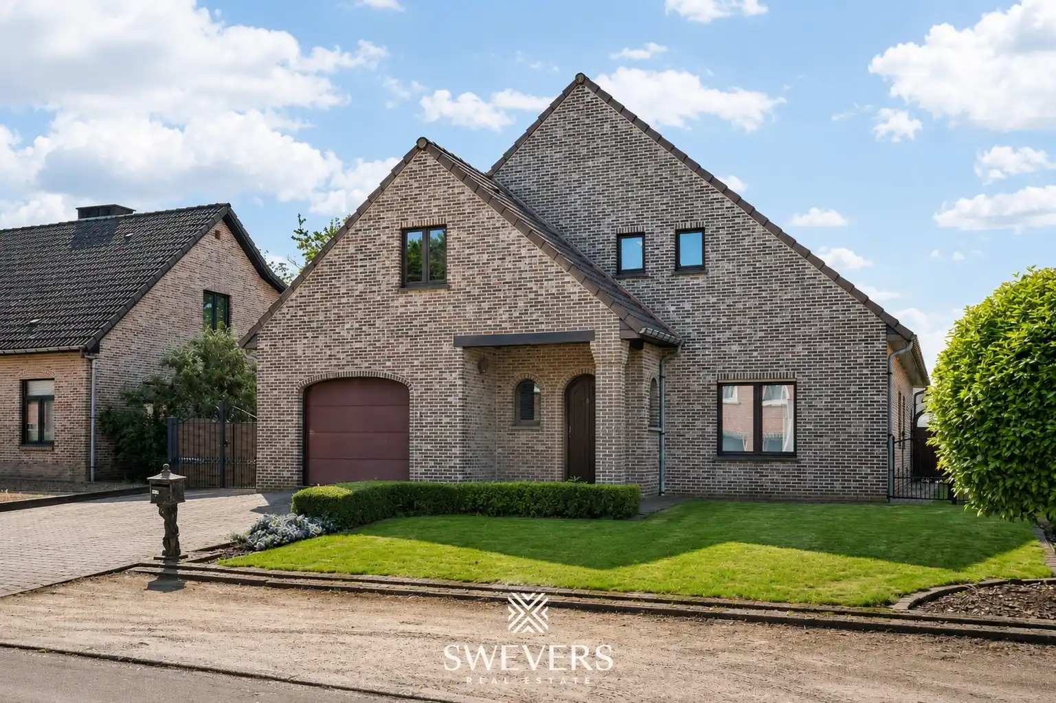 Open bebouwing met 4 slaapkamers en inpandige garages te Beverlo foto {{pictureIndex}}