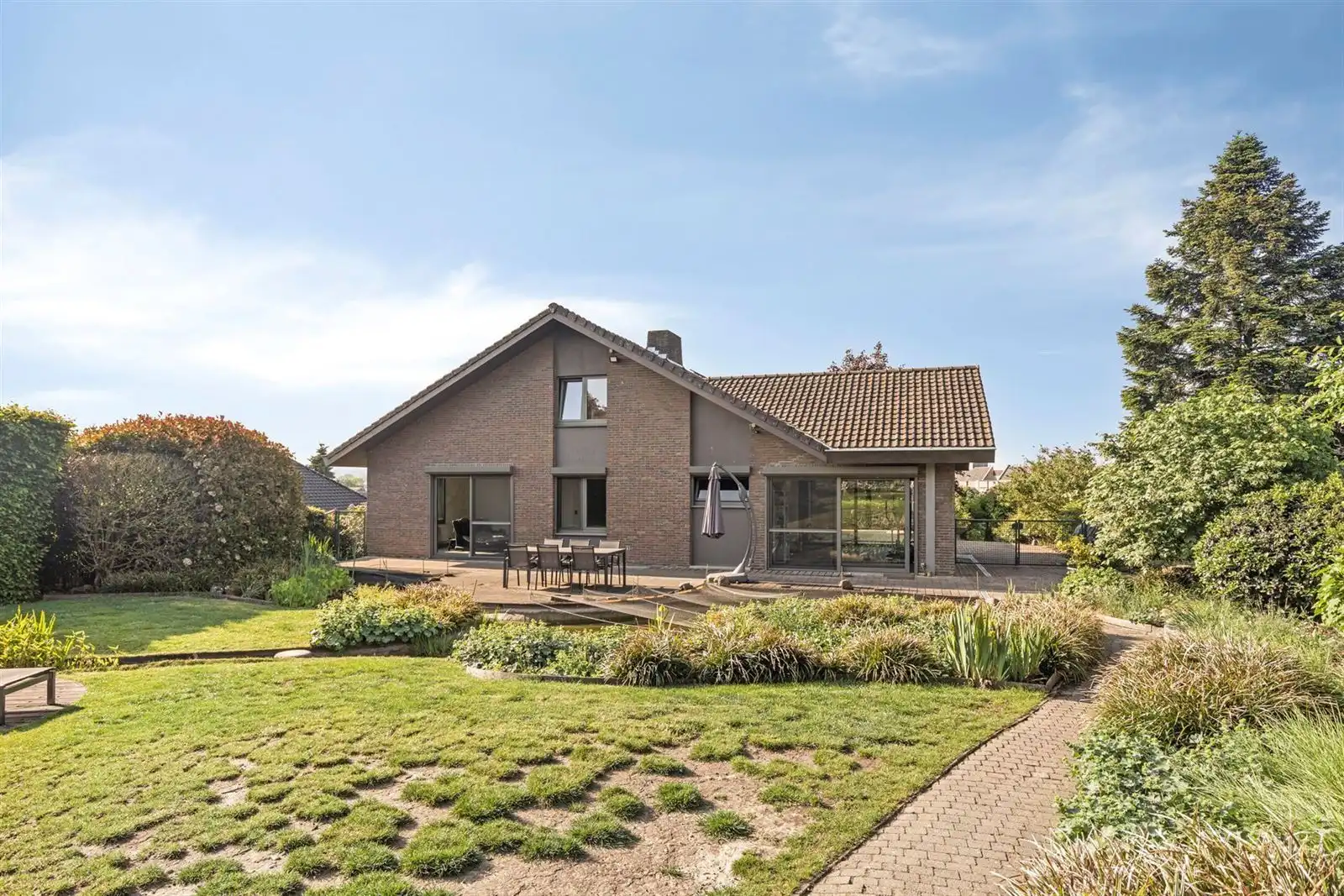 Gerenoveerde villa (450m²) met 4 à 5 slaapkamers op 17a 05ca foto {{pictureIndex}}