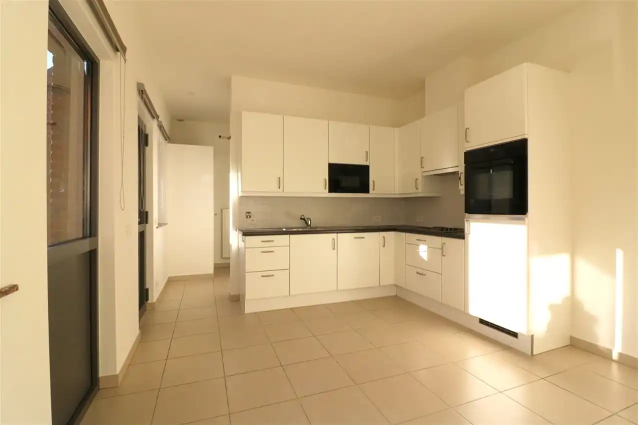 Ruime woning met drie slaapkamers en gezellige koer foto 9