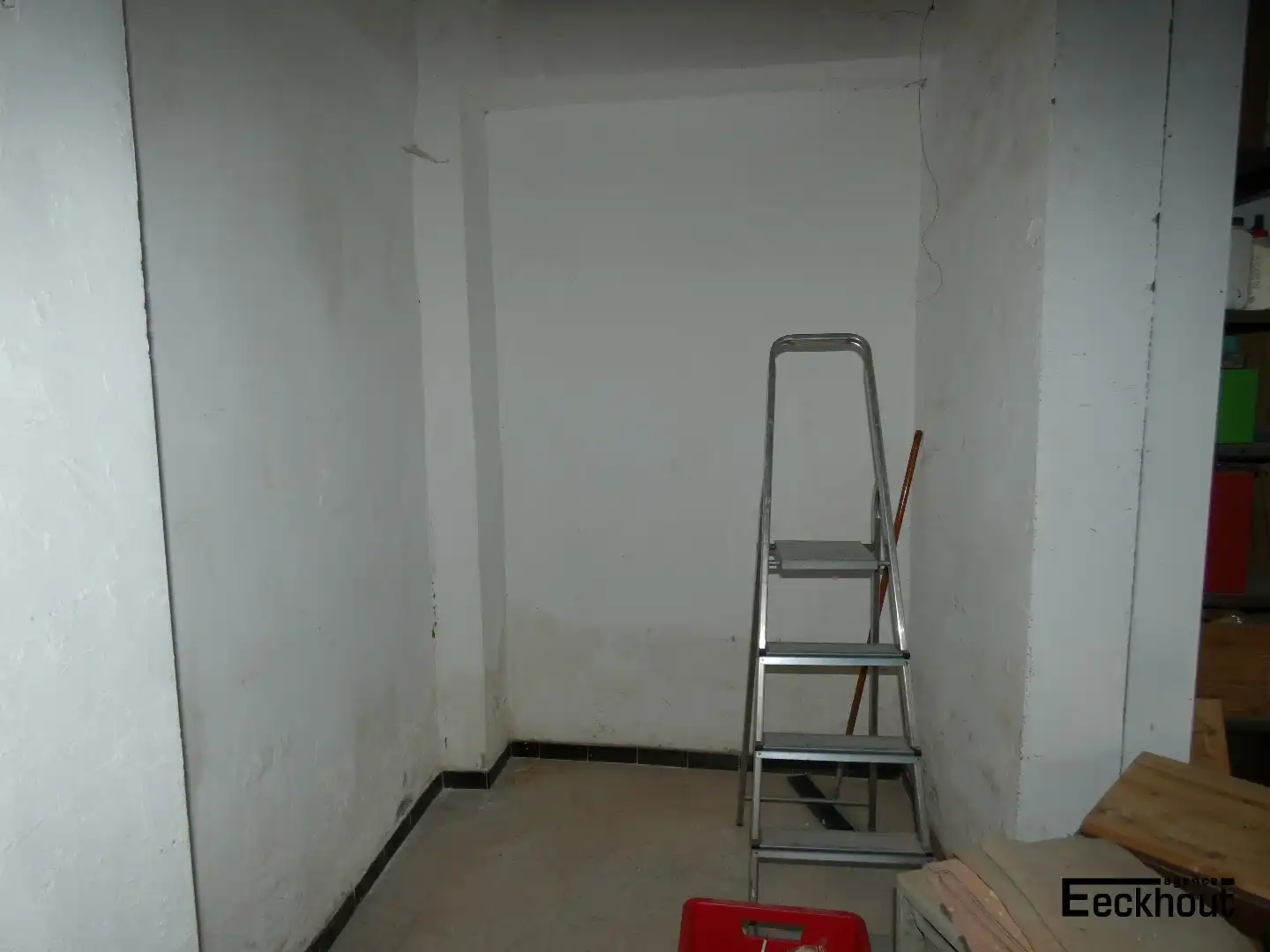 Ruime afgesloten parkeergarage foto 7