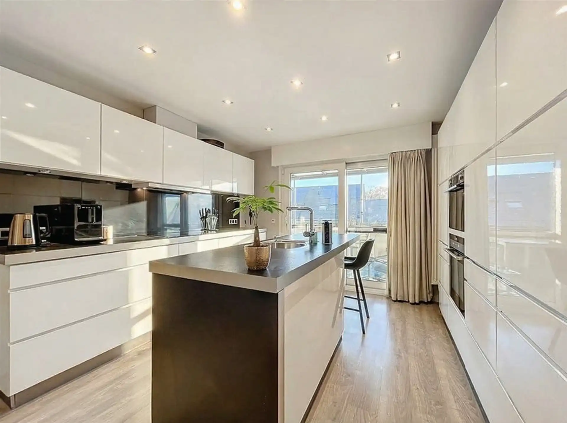 Moderne gezinswoning met 3 ruime slaapkamers en inpandige garage! foto 6