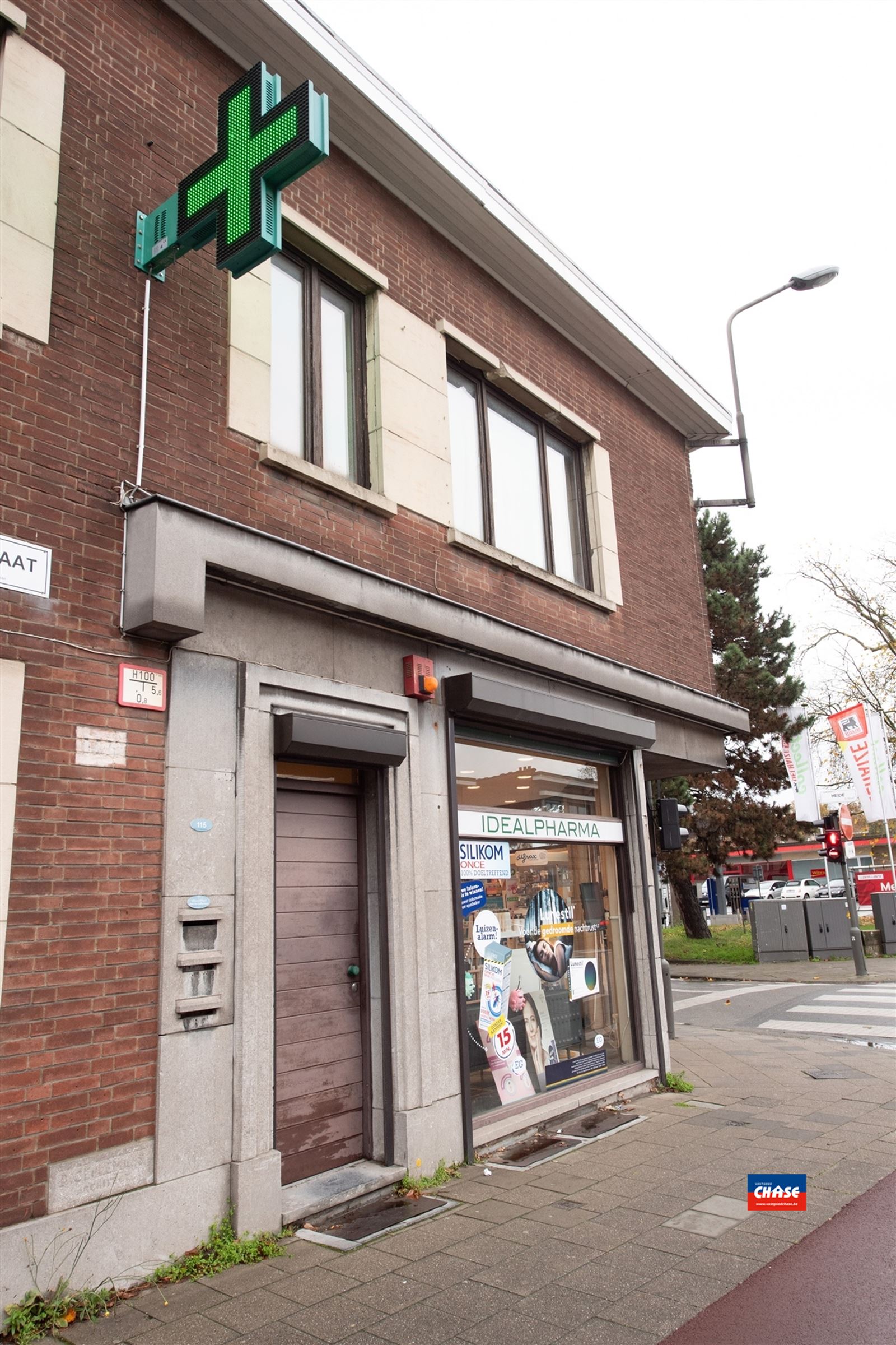 Handelshuis met groot appartement, garage en tuin foto 48