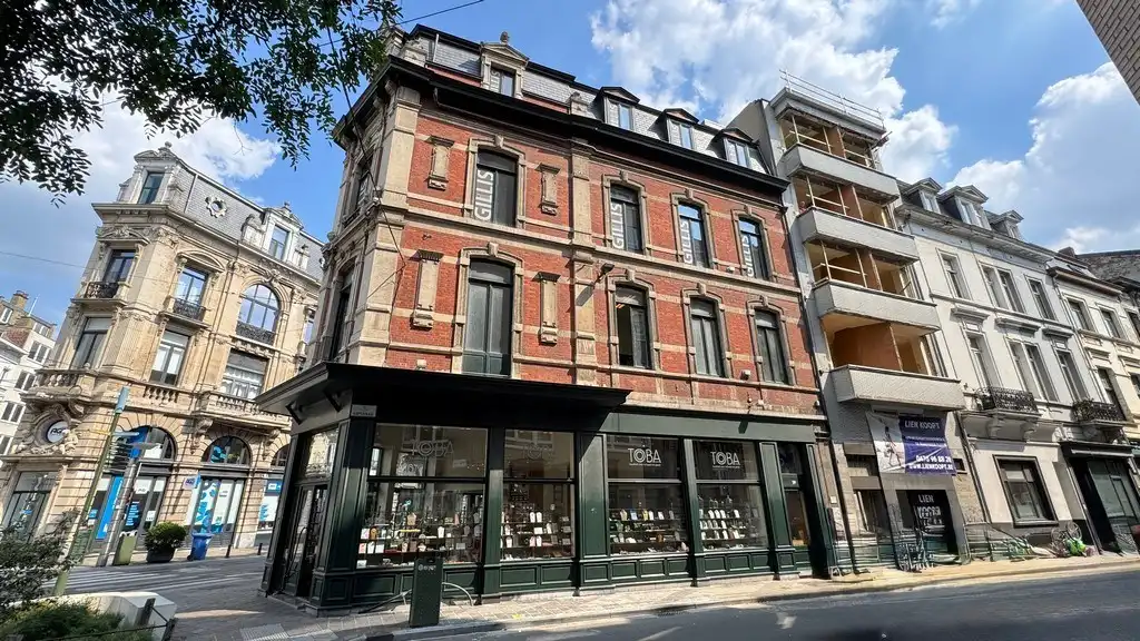 Kantoorruimte te huur in gerenoveerde herenwoning in centrum Gent foto {{pictureIndex}}