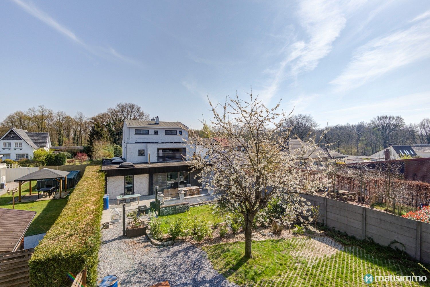 GERENOVEERD, INSTAPKLAAR GELIJKVLOERS APPARTEMENT MET 2 SLAAPKAMERS OP RUSTIGE LIGGING IN AS foto {{pictureIndex}}