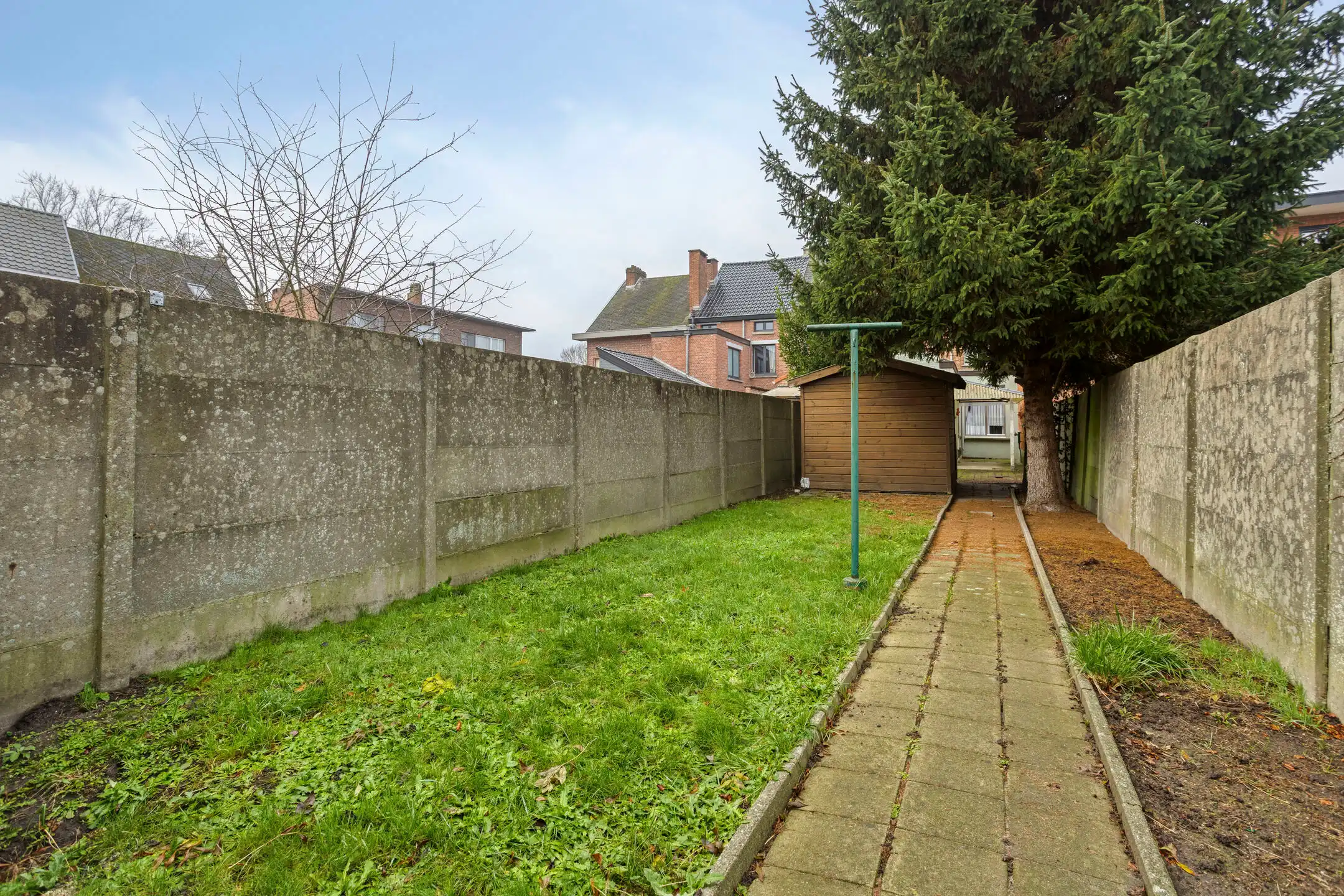 Charmante te renoveren woning met tuin en garage foto 2