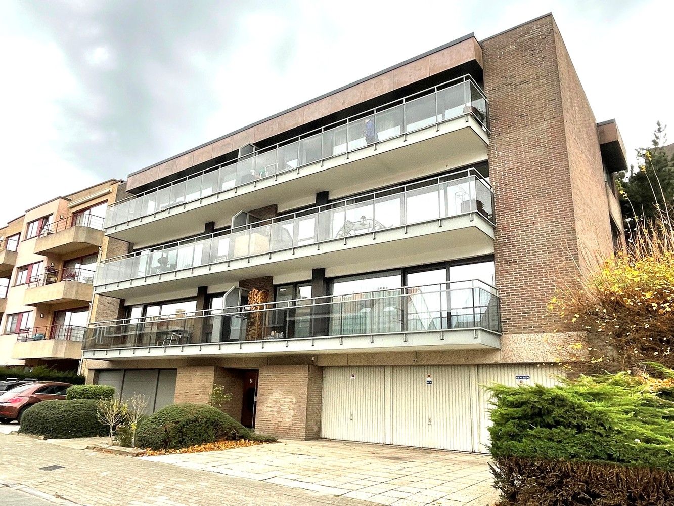 Gerenoveerd 3 slaapkamer appartement met garage foto {{pictureIndex}}