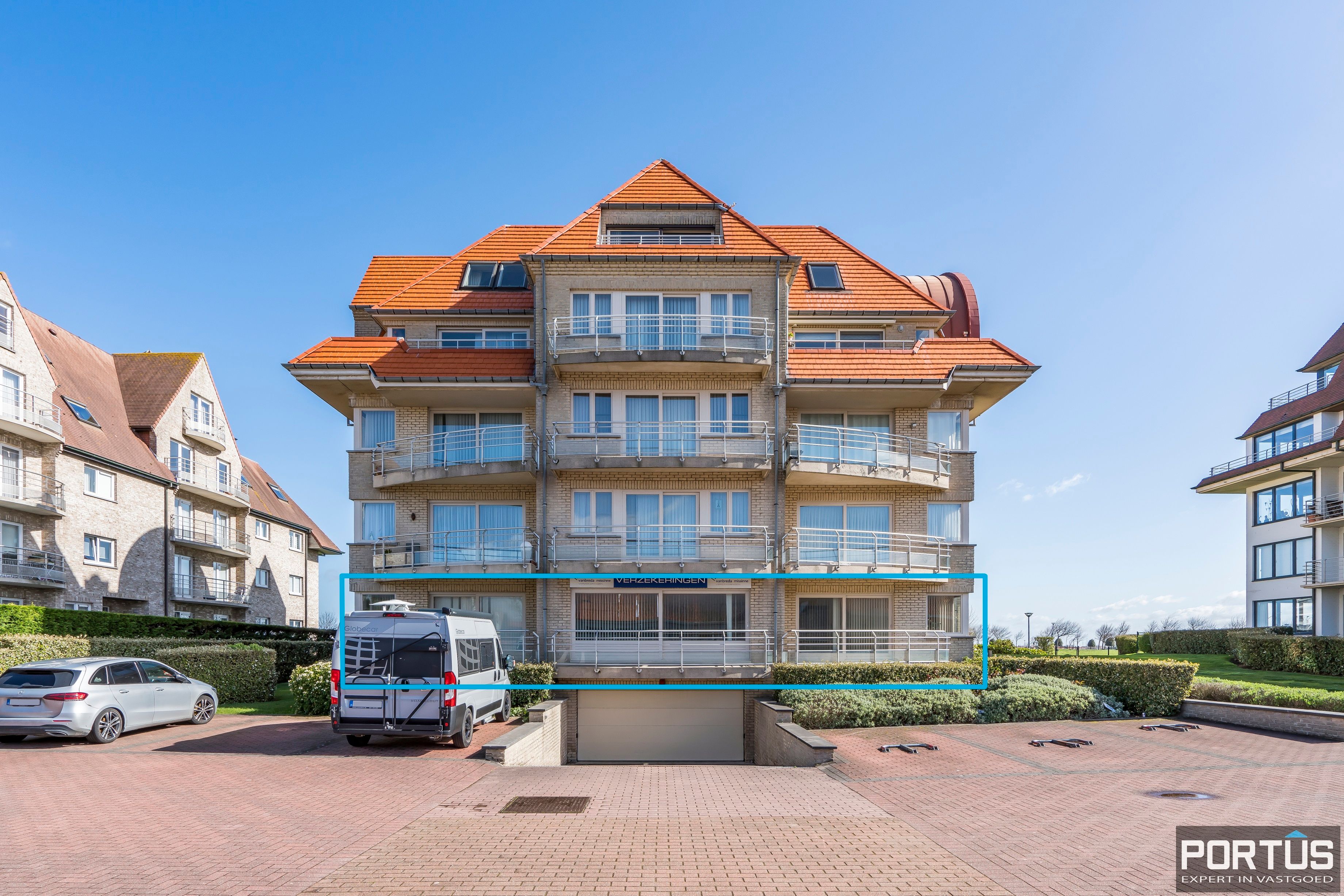 Appartement/Handelsgelijkvloers met terras te koop te Nieuwpoort foto {{pictureIndex}}