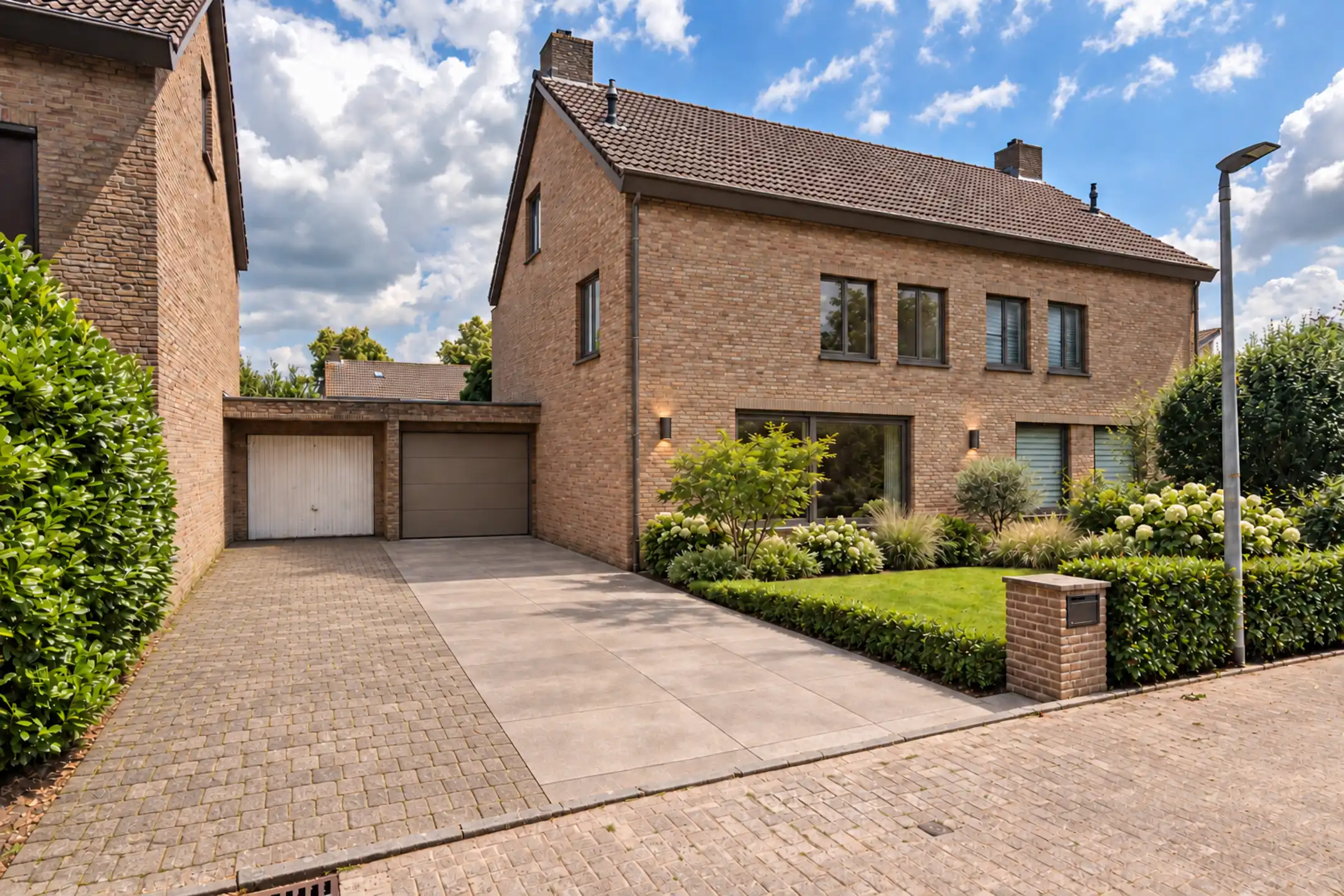 Eengezinswoning in kindvriendelijke omgeving met 4 slaapkamers en ruime garage op een perceel van ca. 318 m²! foto {{pictureIndex}}