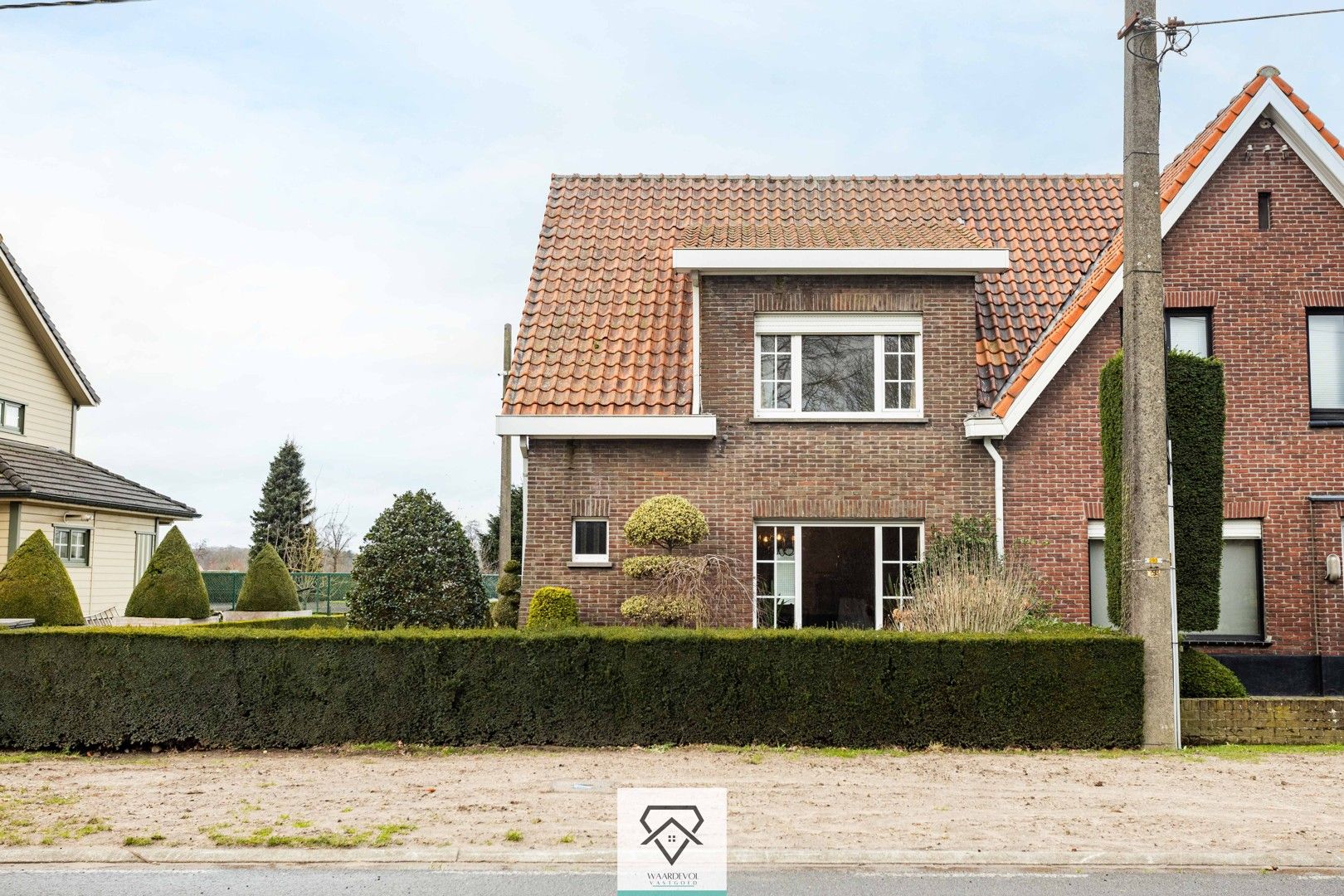 Instapklare woning met tuin en ruime garage te koop foto 2