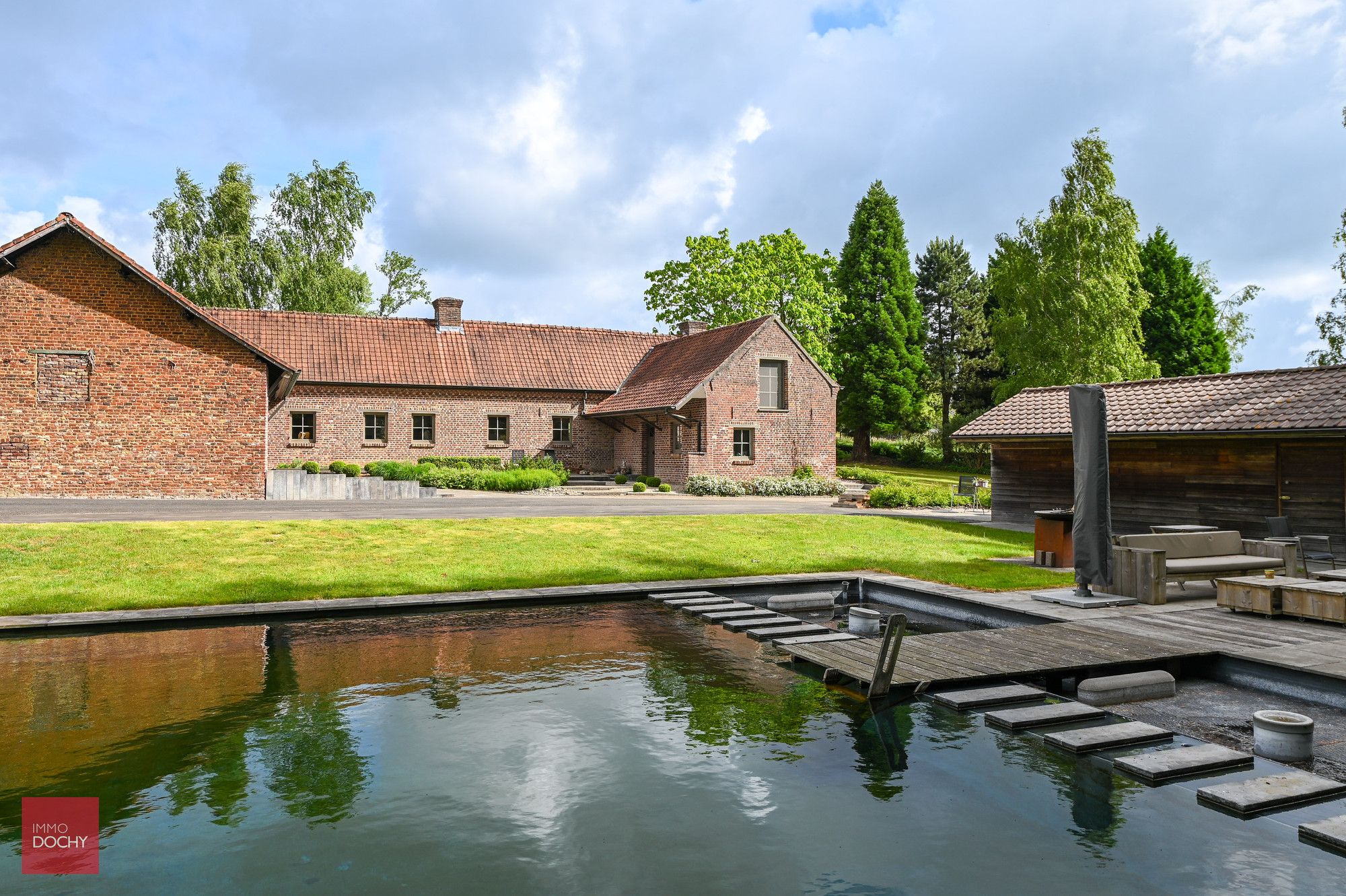 Zeer rustig gelegen instapklaar landhuis met zwemvijver foto 2