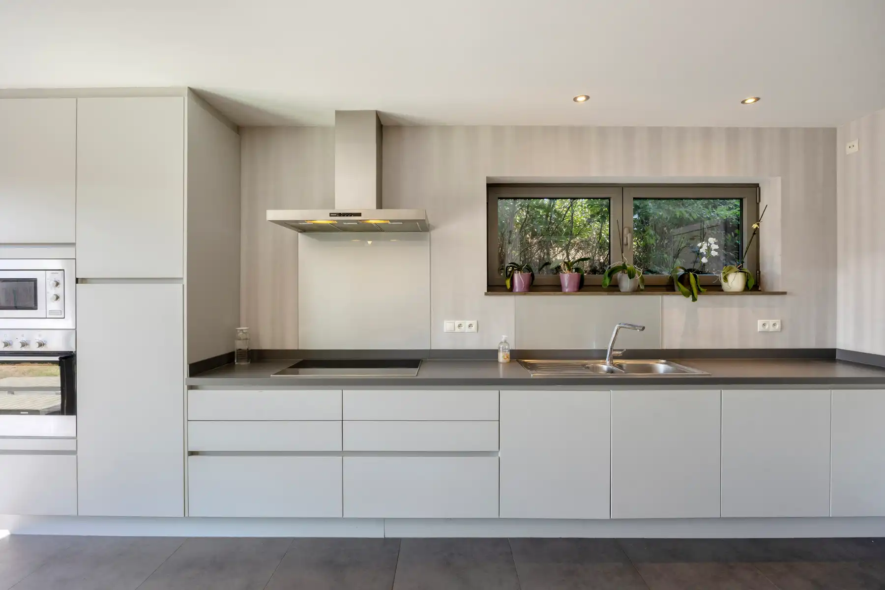 Instapklare HOB met 5 kamers + bureau, en aangename tuin! foto 12