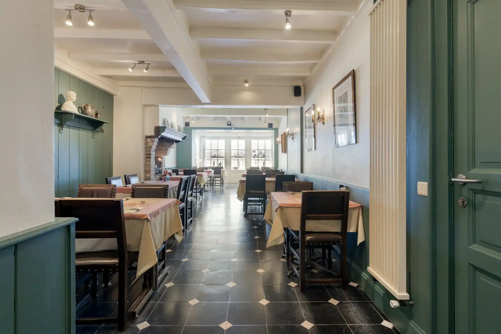 Investeringseigendom met volledig uitgerust restaurant en twee bijkomende woonentiteiten op de Zeedijk van Zeebrugge foto 6